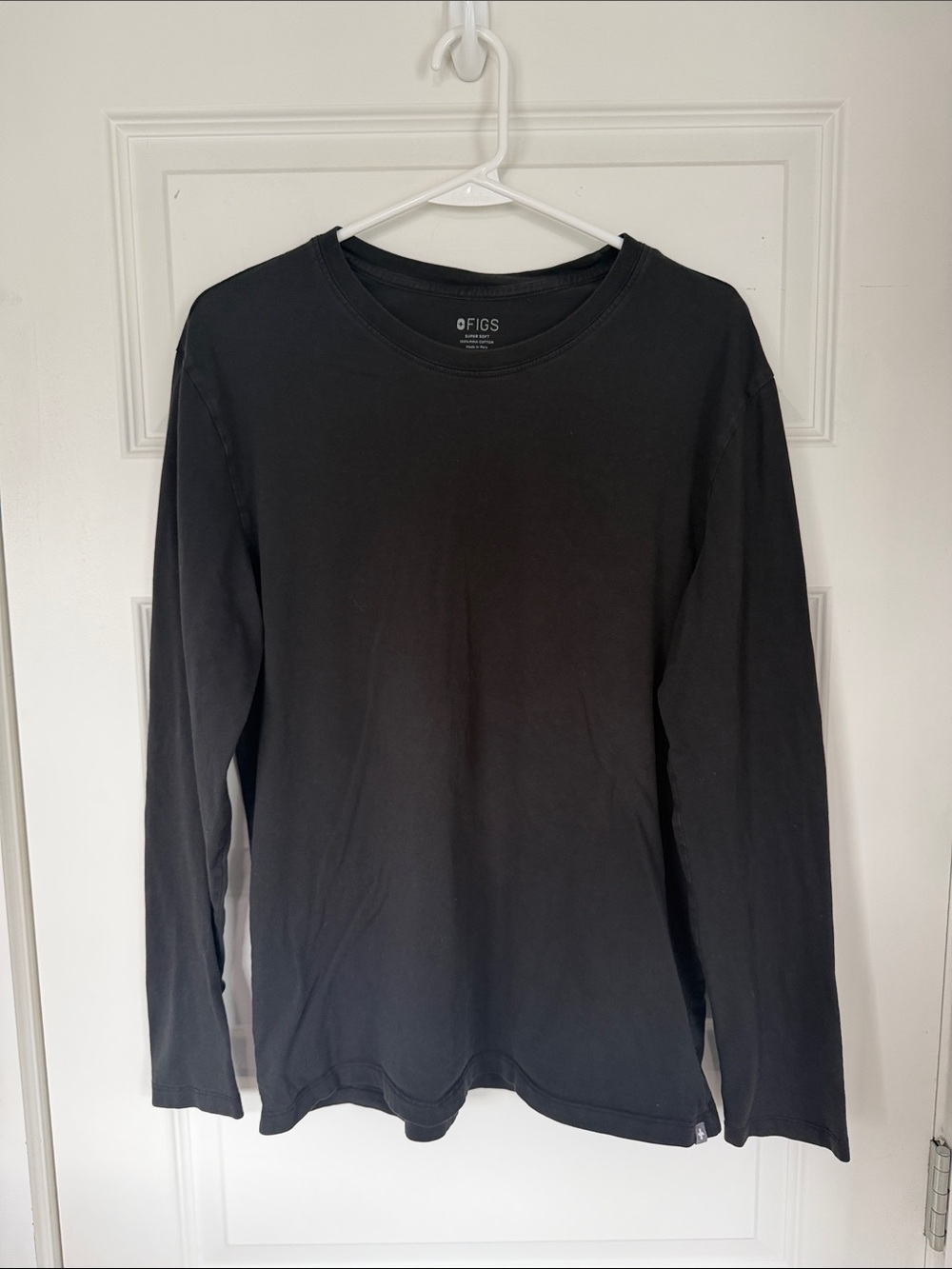 Figs Men's Black Long-Sleeve Crewneck Shirt